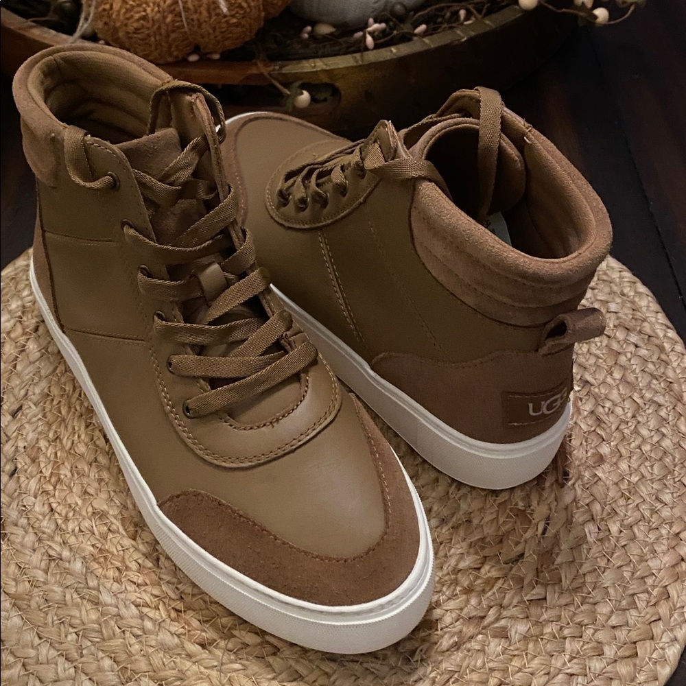 NWOT UGG Zilo II high top leather sneaker; SUEDE DARKER ON RIGHT SHOE TIP - Picture 2 of 11